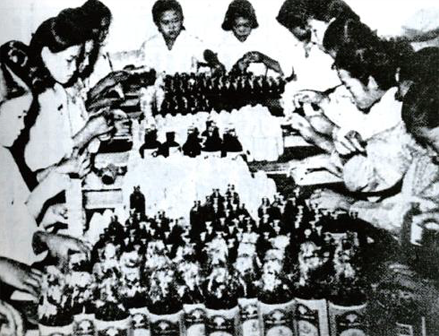 1930년대 우리나라 최초의 신약인 활명수 포장장면. 코르크 병마개를 손으로 낱개 포장하고 있는 사진